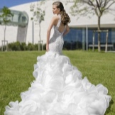 Váy cưới lộng lẫy nàng tiên cá với tàu hỏa