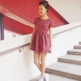 Red dress sa isang hawla na may mga sneaker