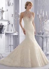 Váy cưới nàng tiên cá với đường viền cổ áo và ảo giác