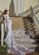 Váy cưới có đường viền cổ áo và xe lửa