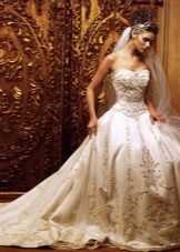 ชุดแต่งงานสุดหรูพร้อม rhinestones
