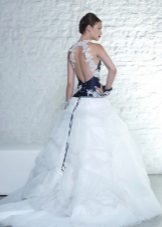 Váy cưới với một chiếc xe lửa với một corset màu xanh