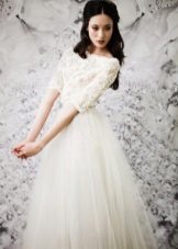 Váy cưới kín với ren hàng đầu