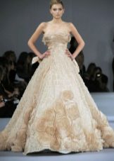 ชุดแต่งงานโดย Elie Saab ด้วยดอกไม้