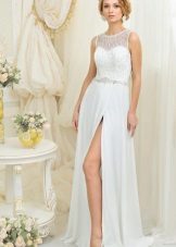 Chiếc váy cưới có đường xẻ không lộng lẫy