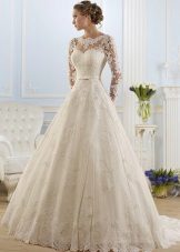ชุดแต่งงานพร้อมคอปิดจากชุด ROMANCE จาก Naviblue Bridal