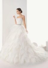 ชุดแต่งงานจาก Rosa Klara 2013 กับ ruffles บนกระโปรง