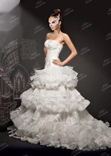ชุดแต่งงานโดย To Be Bride 2013 กับกระโปรงฉัตร