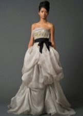 ชุดแต่งงานจาก Vera Wong จากคอลเลกชันปี 2011 ภาพเงา