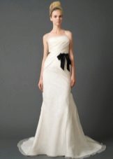 ชุดแต่งงานจาก Vera Wong จากชุด 2011 ด้วยเข็มขัดหนังสีดำ