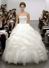 ชุดแต่งงานสีขาวจาก Vera Wong 2013