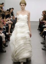 ชุดแต่งงานสีขาวโดย Vera Wong 2013 a-silhouette