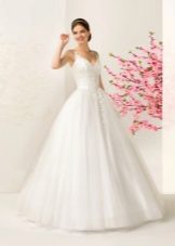 Váy cưới trắng có quai