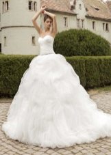 Váy cưới trắng lộng lẫy với váy nhiều tầng
