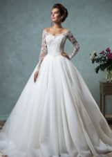 Váy cưới trắng mịn với tay áo