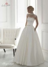 ชุดแต่งงานจากคอลเล็กชั่นจักรวาลจาก Lady White พร้อมลูกไม้