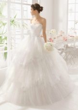 Váy cưới lộng lẫy với ngọc trai trên corset
