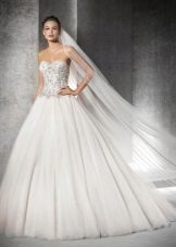 Váy cưới lộng lẫy với kim cương giả trên corset