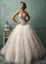 Váy cưới lộng lẫy với corset trang trí