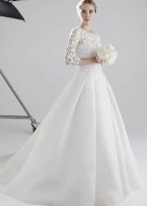 Váy cưới cổ điển có tay dài