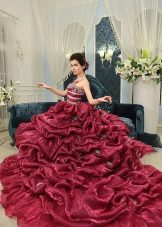 ชุดสีแดงเข้ม