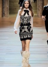 Váy dệt kim với một vật trang trí từ sàn catwalk