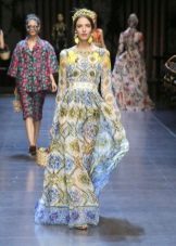 Closed color dress to the floor