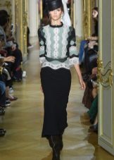 Váy đen từ Ulyana Sergeenko