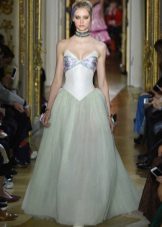 Mặc với corset thấp