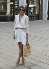 White dress safari para sa isang petsa
