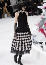Chanel dress na may itim at puting palda