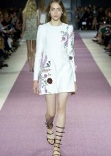 Puting damit na may mga floral sleeves