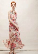 Beige sapatos na may floral print na damit