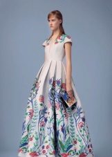 Magdamit ng floral print sa palda sa sahig