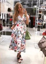 Magdamit ng floral print midi na may mga rosas