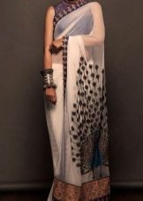 Váy sarees với hoa văn phương Đông
