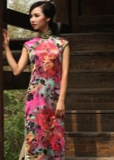 Dress qipao (theo phong cách phương Đông) với trang trí hoa