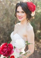 Hairstyle with fresh flowers to the wedding dress