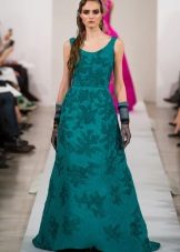 Green dress na may burda