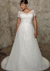 Guipure dress para sa buong a-silweta