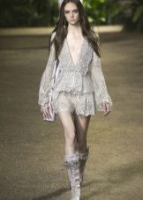 Lace damit na may isang mahabang mahabang manggas