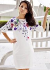 Váy polyester trắng có in hình ở đầu