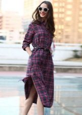 เสื้อเชิ้ตลายตารางหมากรุกพร้อมเข็มขัดด้านล่างหัวเข่าและผ่าด้านข้าง