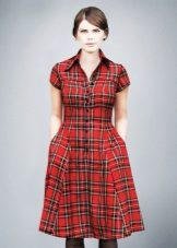 Váy đỏ trong chiếc áo midi kẻ ca rô