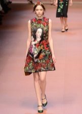Váy đen đính hoa hồng và in hình Dolce & Gabbana