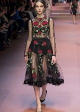 Váy trong suốt màu đen với hoa hồng Dolce & Gabbana