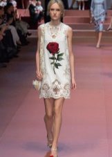 Váy trắng với hoa hồng và thủng dưới đáy của Dolce & Gabbana
