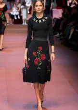 Váy đen với hoa hồng Dolce & Gabbana