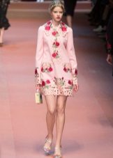 Váy hồng với hoa hồng Dolce & Gabbana