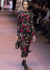 Váy đen với hoa hồng Dolce & Gabbana